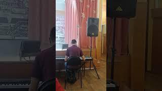 в мире праздник 22 ноября Вячеслав играет на синтезаторе