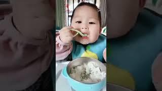 baby eating food 