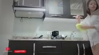 Live Tiktok Viral Ayu Membersihkan Peralatan dapur