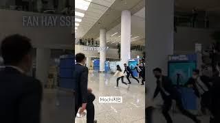 The crazy fan chasing BTS at the airport 