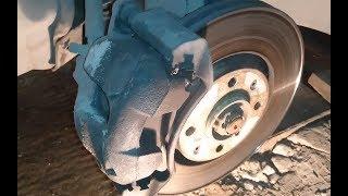 Замена передних тормозных колодок Пежо 308. Front brake pads replacement Peugeot 308