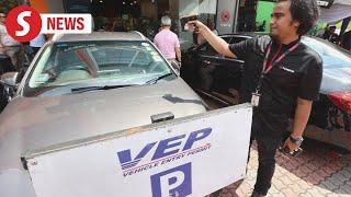 Johor MB pays surprise visit to VEP collection centre in Danga Bay amid issues