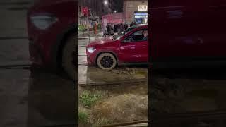 Massimo Boldi finisce con l’auto sui binari del tram a Milano