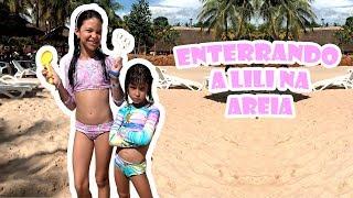 Enterrando a Lili na areia