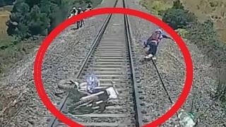 Поезд СБИВАЕТ мотоциклиста! Motorcyclist hit by train.