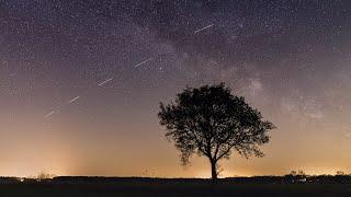 Timelapse Lyrid Meteors & SpaceX Starlink Satellite train – 4K