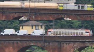 3 treni merci in 6 minuti in 1 ora di orologio sul ponte di mattoni di Ceranesi in Succursale Giovi