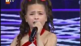 Turkish girl who cried millions have high sense and beautiful voice, lost her mother for 3 months