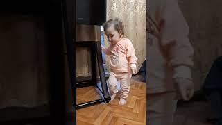 Малышка научилась сама включать телевизор