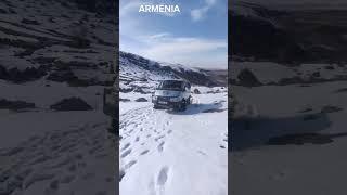 Газ соболь забирается в зимную горку