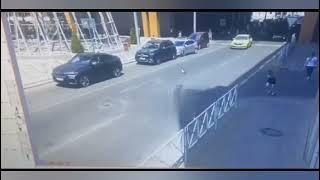 Видео вылета автомобиля с парковки ТЦ Галерея в Краснодаре