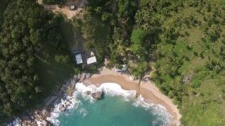 Дикий пляж на Кох Пханган (Koh Phangan). Остров в Тайланде. Далеко от цивилизации.