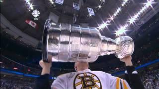 Tomas Kaberle Hoists The Stanley CUP! - June 15th 2011 (HD)