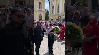 В Москве в последний путь провожают Анастасию Заворотнюк. На траур в Покровском монастыре Лолита