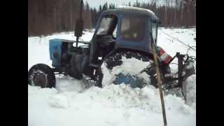 Трактор ЮМЗ застрял в сугробе