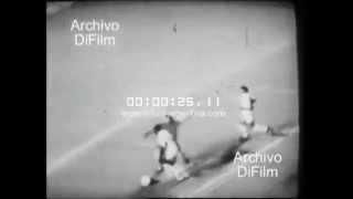 Pelé - Very Rare Goal from 1971 - Scoring after Dribbling Two Players