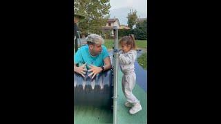 AURORA E PAPA' MIKE VANNO PER LA PRIMA VOLTA IN UN PARCO GIOCHI GIGANTE! #shorts