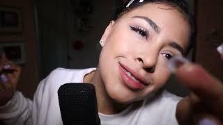 ASMR RELAJANTE / TOCANDO TU CARITA + MOUTH SOUNDS Y SOFT SPOKEN 7 TE MAQUILLO