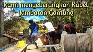 Kabel Jambatan Gantung Hampir Dihanyutkan Oleh Sungai Yang Deras