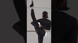 SIDE DÉVELOPPÉ STRETCH www.balletwithisabella.com #vaganova #ballettips #balletfeet  #balletclass