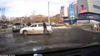 Продавец наказал воровку / The seller punished the thief