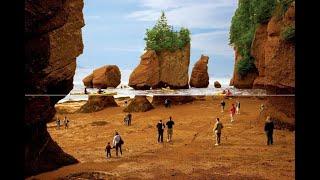 Самые большие приливы и отливы океана . Парк Hopewell Rocks.  Нью Браунсвик. Канада