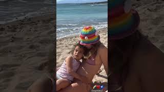 Berrak Tüzünataç, Özge Özpirinçci'nin kızı Mercan'la bikinili tatil pozunu paylaştı#özgeözpirinçci