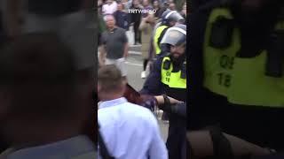 UK in chaos: Far-right rioters clash with anti-racist protesters and police