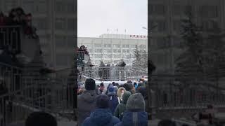 В Красноярске митингующие забросали снежками полицейских во время митинга