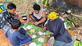 Diguyur Hujan, Istirahat Makan Siang Bareng Keluarga, Di Kebun