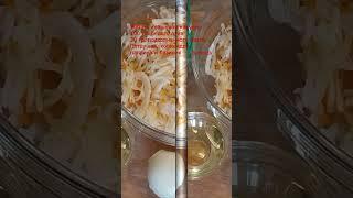 Салат из квашеной капусты, с белым луком и подсолнечным маслом.