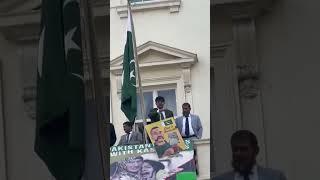 Pakistani diplomat makes a threatening gesture to protesting Indian diaspora in London| #shorts