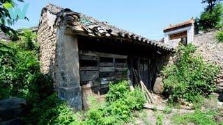 Escaping poverty, a man hires skilled workers to renovate an old house into a luxurious villa.