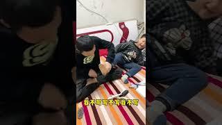 小男孩挑战挠脚心 #搞笑 #挠痒痒