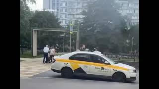 На Осеннем бульваре таксист угрожал ножом пассажиру