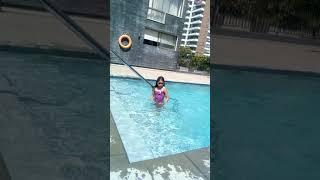 camila en la piscina