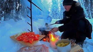 Домик в тайге! Живём в избушке, охотимся и рыбачим. Кум добыл мясо! Готовим в казане на костре!