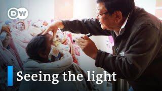 Nepal: A doctor helps the blind see | DW Documentary