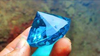 Giant blue diamond! There are many precious stones inlaid on the boulders in the cave.