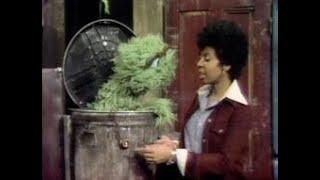 Sesame Street: 0500 Street Scenes - Oscar installs a doorbell on his trash can