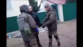 Селянин тащит домой ракету, военные пытаются отобрать   Це мені надо