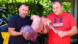 BRATEN VON FLEISCH, HERZ, LEBER und LUNGE in einem BAUERNOFEN.