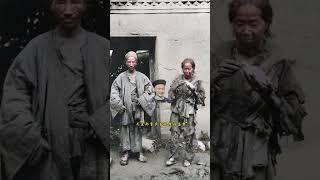 1912年，甘肃一对农村夫妇，在自家门前的合影照，镜头前的两人衣衫褴褛 #chineseheritage #chinesehistorical #chinesehistory #history