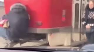 КОНДУКТОР ПИНКОМ ПРОГНАЛА ЗАЦЕПЕРА