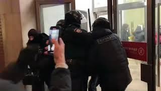 Москва - Людей жестко задерживают прямо на входе в метро «Цветной бульвар»