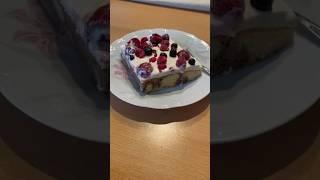 Blechkuchen mit Beeren