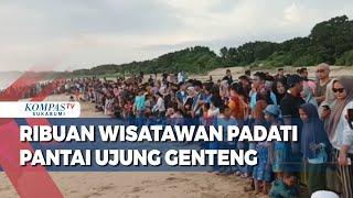 Ribuan Wisatawan Padati Pantai Ujung Genteng