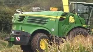 John Deere 8700i cutting maize