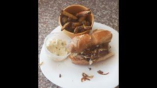 Hamburguesa a la Plancha con cebolla y mayonesa casera y Papas al Horno.