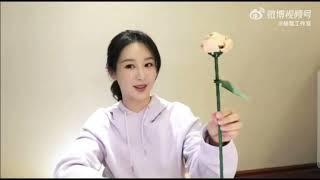 YangZi Studio releases video of YangZi finishing her Lego bouquet after her Weibo livestream 221225